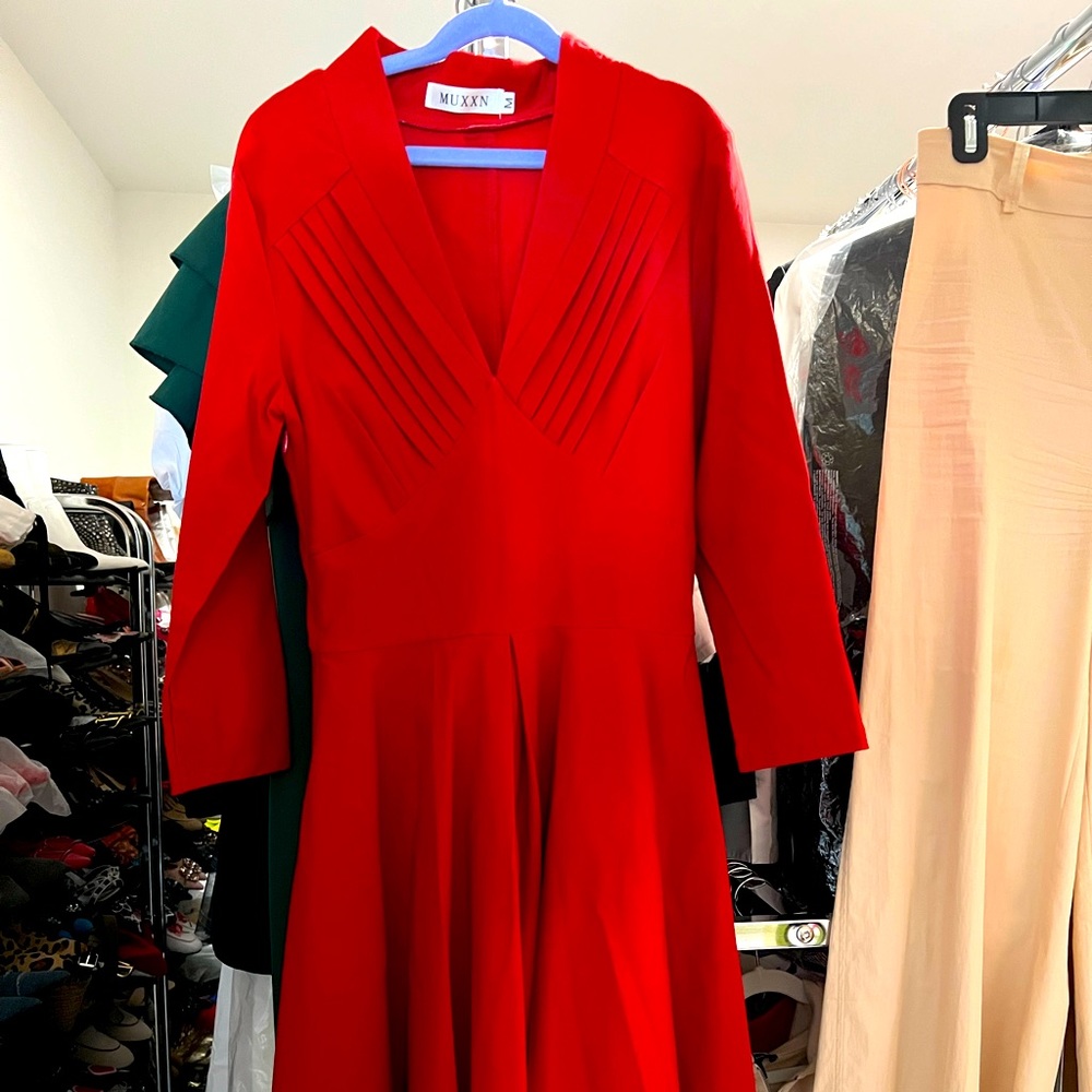 Perfect holiday dress! Fit & Flare w stretch, once on very fitted vintage look